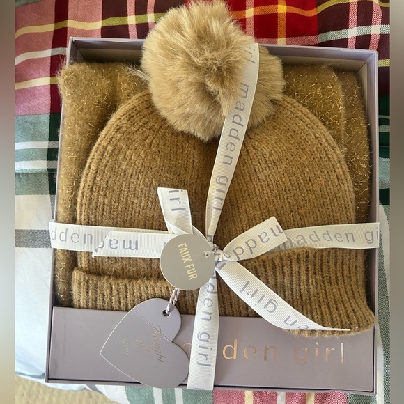 Girls madden girl 2-Piece Tinsel Weave Oblong Scarf & Pom Pom Beanie Set - Picture 2 of 4